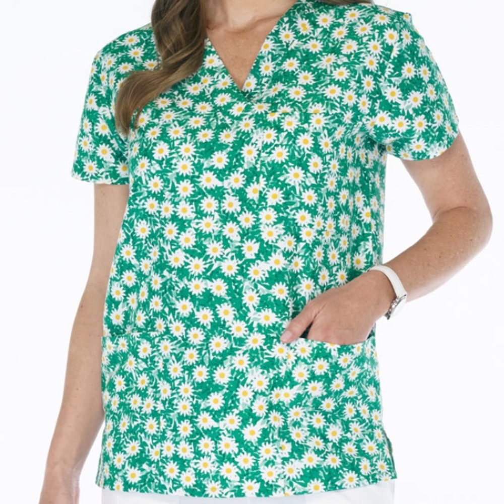 NWT Women’s 2X I Love Scrubs Daisy Print Scrub Top